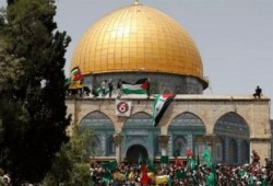 عشرات الآلاف يؤدون صلاة الجمعة بالأقصى مع دعوات للرباط