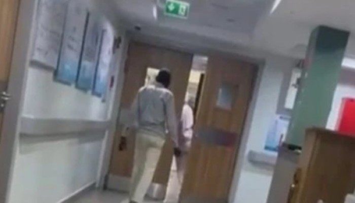 بالفيديو.. بلطجي يقتحم مستشفى حكومي في أسوان بسلاح أبيض