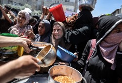 ميدل إيست مونيتور: ازدواجية الخطاب الأوروبي بشأن المساعدات الإنسانية