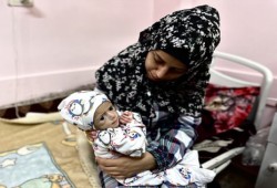 الجارديان: صورة هزّت العالم: قصة مؤثرة وراء الطفلة الفلسطينية سوار عاشور
