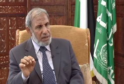 له موقف كاشف مع "الزهار".. مراقبون يشككون في روايات عمرو موسى مع غسان شربل