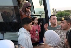 الجارديان | بينما تقصف إسرائيل المستشفيات.. يُمنح بعض أطفال غزة تصاريح نادرة للخروج