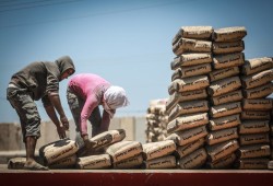 أسعار الأسمنت تقفز 300 جنيه وسط غياب الرقابة الحكومية