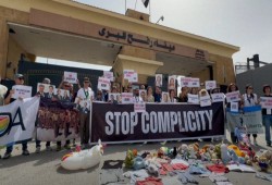 شاهد|| برلمانيون أوروبيون يتظاهرون أمام معبر رفح رفضًا للحرب على غزة