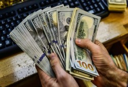 تقلبات الذهب واللعب بالدولار قبل المراجعة الخامسة... ماذا يحدث بمصر؟