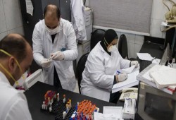 76% من أطباء مصر يرغبون بالهجرة للخارج لظروف العمل وانهيار الرواتب