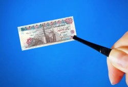 سيناريوهات متعددة لتعويم الجنيه المصري.. توقعات الخبراء وآراء المواطنين