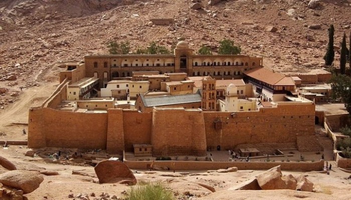 السيسي يغلق دير سانت كاترين التاريخي ويستولي على ممتلكاته لإقامة مشاريع سياحية وتجارية