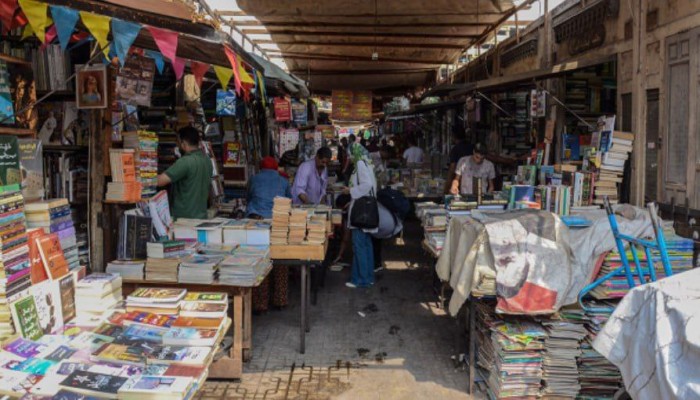 خصخصة المعرفة... هل تنجح سلطات السيسي في تحويل سور الأزبكية من منارة ثقافية إلى مول تجاري؟