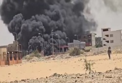 بالفيديو || كارثة على أطراف العاشر من رمضان.. انفجار سيارة وقود يُشعل السماء بالدخان