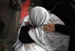 ميدل إيست آي || امرأة فلسطينية تدفن زوجها وحدها بعد حصار دام شهرين