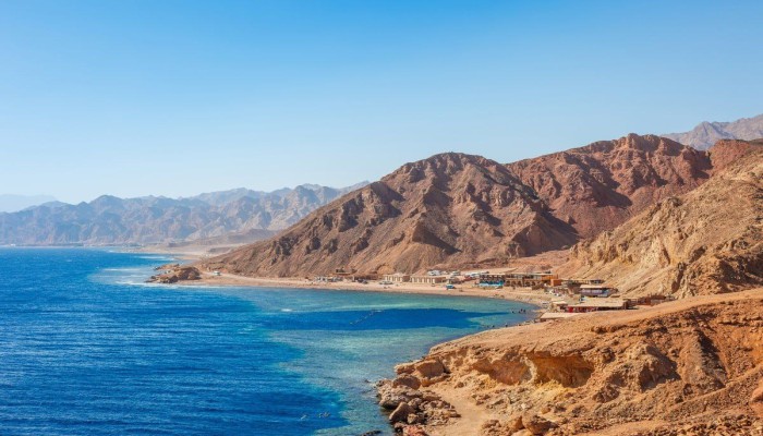 كرأس الحكمة وتيران وصنافير... السيسي يبيع 175 كم² على شاطئ البحر الأحمر لسداد ديونه