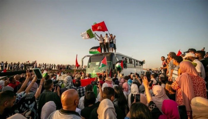 الاحتلال الصهيوني يرحل ناشطي "مادلين" وقافلة "صمود" تعبر ليبيا رغم العقبات