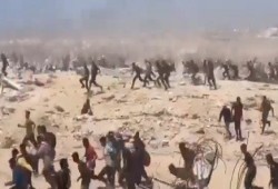 استشهاد أكثر من 50 فلسطينيا بنيران صهيونية قرب مركز لتوزيع المساعدات بغزة