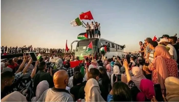 مصر تواصل التناقض مع غزة.. تأشيرات مرفوضة واحتجاز محامين جزائريين ضمن قافلة الصمود