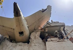 شاهد.. اللحظات الأخيرة لتحطم طائرة هندية ومقتل ركابها
