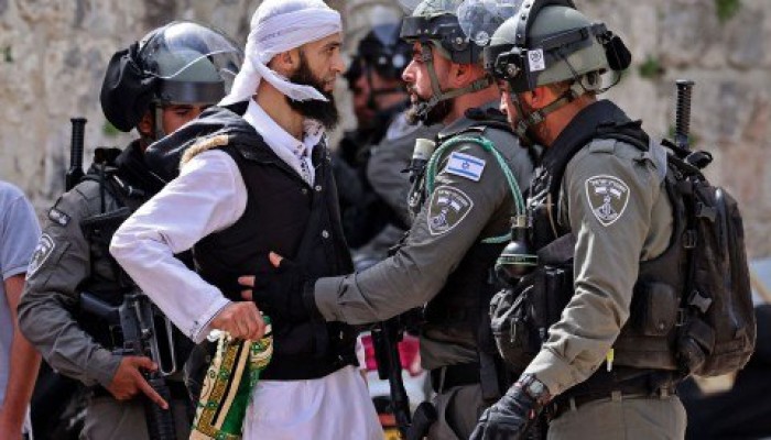 قوَّات الاحتلال تخلي المسجد الأقصى من المصلِّين وتغلق أبوابه وتمنع صلاة الجمعة