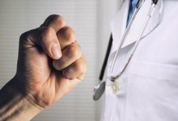 طبيب قنا ونقابة الأطباء وقانون المسئولية الطبية وعجز "الصحة"... إشكالات وأزمات بلا حلول