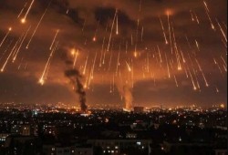 صواريخ إيران تضرب عمق الاحتلال وتجبر نتنياهو والسفير الأميركي على الملاجئ