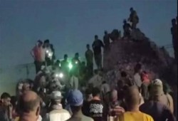 شاهد|| انهيار مدخنة مصنع طوب في "الصف" يقتل ويصيب 10 عمال بالجيزة