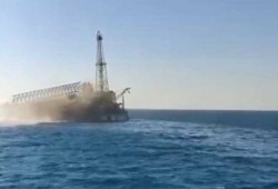 انهيار حفار بترول برأس غارب ومخاوف من تلوث بحري