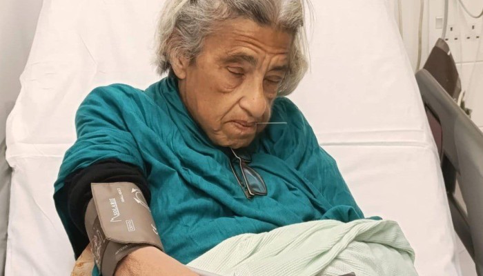 ليلى سويف تعود للإضراب الجزئي رغم تدهور حالتها الصحية: "لن أتراجع حتى يخرج علاء"