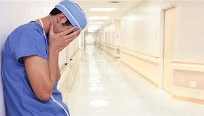 إصابة طبيب بكسر بعد اعتداء أهالي مريض بمنستشفى الفيوم..رغم إقرار "المسئولية الطبية"!!!