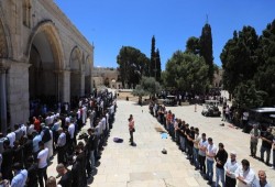 45 ألفا يؤدون صلاة الجمعة الأولى بالأقصى بعد إعادة فتحه
