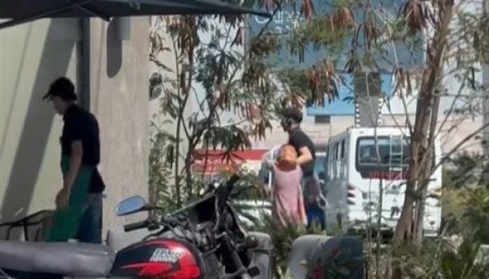 اعتداء عامل بستاربكس على متسولة صغيرة أمام الزبائن: "شدها من إيدها وكمل ضرب جوه" (فيديو)