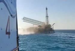 مصرع عاملَين وفقدان 4 إثر غرق حفار بترول بالبحر الأحمر