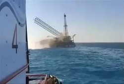 شاهد || غرق حفار نفطي ومقتل عماله بخليج السويس