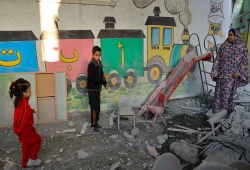 ميدل إيست آي|| في غزة.. الأطفال يتعلّمون الحروف وسط الحزن والجوع
