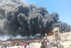 بعد ساعات من كارثة "سنترال رمسيس".. حريق هائل في مصانع الإسفنج بدمياط (فيديو)