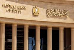 البنك المركزي يرفع حد السحب النقدي مؤقتًا إلى 500 ألف جنيه.. حل مؤقت أم تعبير عن أزمة أعمق؟