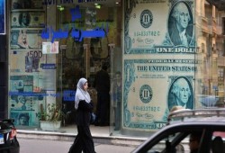ما بين سحب "المركزي" 309.7 مليار جنيه من البنوك وتعطل الاتصالات.. كيف عاد الجنيه للهبوط؟