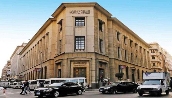 البنك المركزي يمدد ساعات العمل ويضاعف حد السحب النقدي عقب حريق سنترال رمسيس
