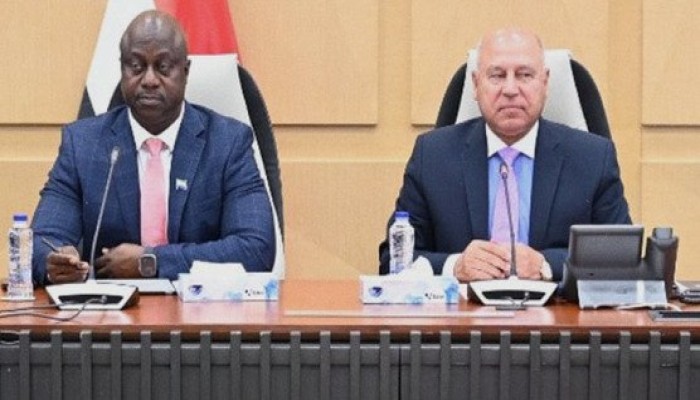 العجب العجاب...كامل الوزير يعرض تجاربه "الناجحة" على سيراليون بمشاريع النقل والبنية التحتية!!!