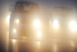 «تسبب العمى».. دعوى قضائية تطالب بوقف استخدام مصابيح السيارات الباهرة وإدراجها ضمن فحص الترخيص