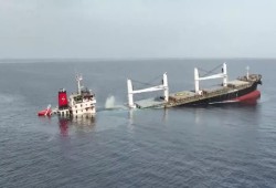 بالفيديو.. الحوثيون يغرقون سفينة ثانية في البحر الأحمر خلال أسبوع ويحتجزون بحّارتها