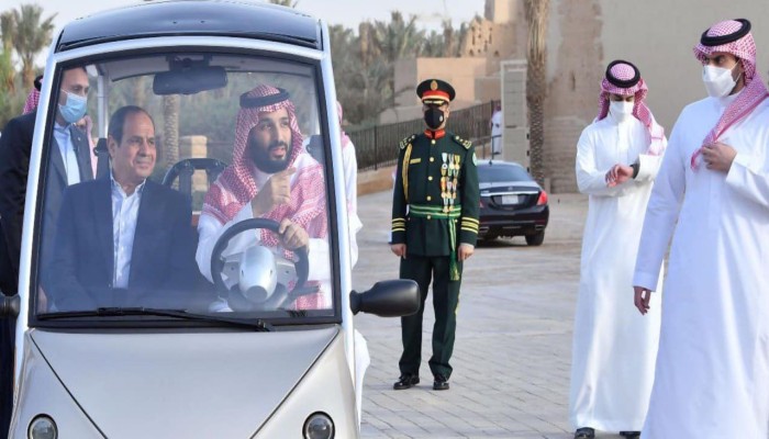 صراع النفوذ والمال.. لماذا وصلت العلاقات بين السيسي وبن سلمان إلى حافة القطيعة؟