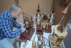 "الحرفيين" بين نار الغلاء وجبايات السيسي... حكايات من واقع المصريين المر