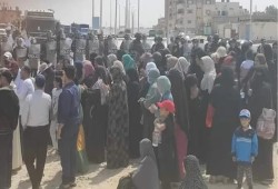 شاهد|| ارحل يا خاين.. أهالي حي ميناء العريش يتحدون السيسي ويرفضون التهجير القسري من منازلهم