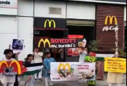 لدعمه الصهاينة... هنود يقتحمون مطعم "ماكدونالدز" في نيودلهي