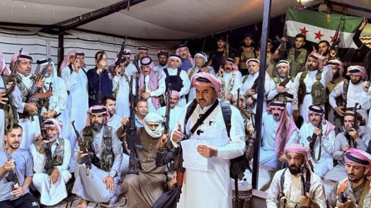 العشائر السورية تعلن النفير العام وتهاجم مواقع الفصائل الدرزية في السويداء (فيديو)