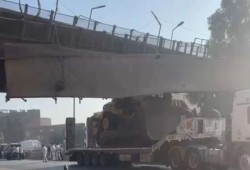 انهيار كوبري بطوخ بعد اصطدام شاحنة نقل ثقيل يتسبب في شلل بالطريق الزراعي (فيديو)