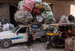 الجارديان || شباب متعلمون غارقون في القمامة: النفي "مدينة القمامة" بالقاهرة