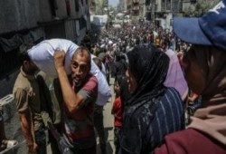 وسط تفاقم الجوع.. جيش الاحتلال يحاصر المئات أمام مركز المساعدات الأميركية ويقتل 32 فلسطينيا