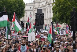 بالفيديو..اعتقال أكثر من 100 شخصا شاركوا في احتجاجات رافضة لتجويع الفلسطينيين ببريطانيا
