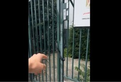 "طحين على أبواب السفارة".. ناشط مصري يغلق سفارة بلاده في هولندا احتجاجاً على حصار غزة ومعبر رفح (فيديو)