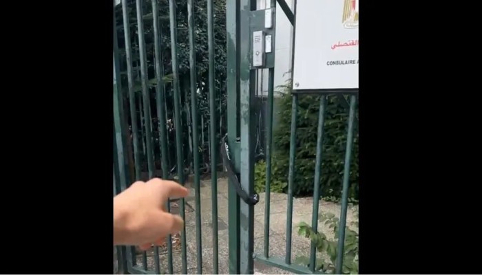 "طحين على أبواب السفارة".. ناشط مصري يغلق سفارة بلاده في هولندا احتجاجاً على حصار غزة ومعبر رفح (فيديو)